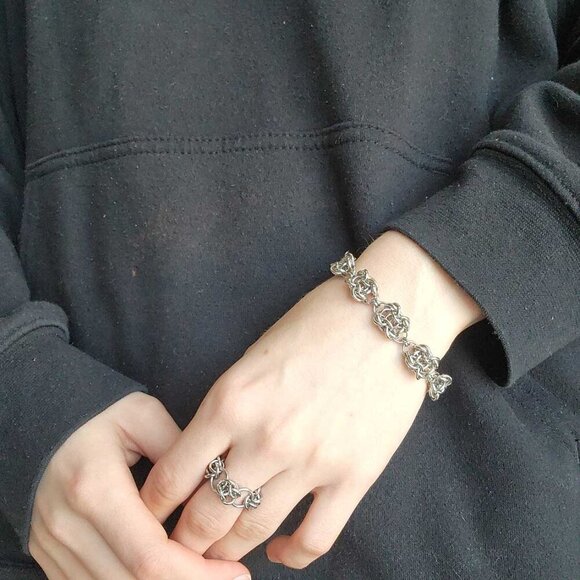 Vintage medieval elf style silver orc weave chainmail bracelet - Picture 2 of 11